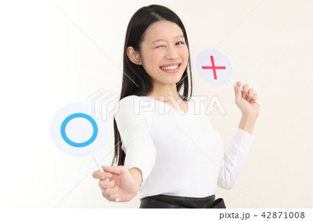 ◯×プレートを持つ女性 42871008