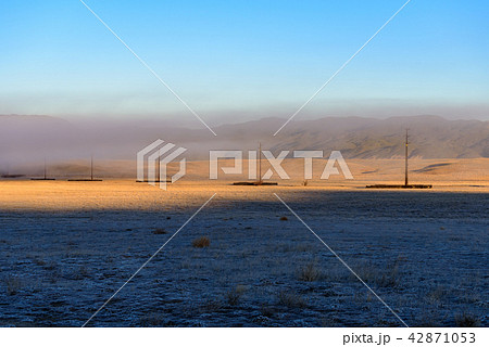 朝霧のかかった高原 アメリカ・カリフォルニア州 朝霧のかかった高原 アメリカ・カリフォルニア州 42871053
