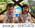 3才の男の子と女の子　ウッドデッキでの自然なポートレート 42871076