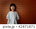 2才の女の子のポートレート 42871871