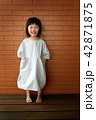 2才の女の子のポートレート 42871875
