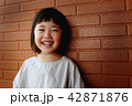 2才の女の子のポートレート 42871876