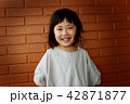 2才の女の子のポートレート 42871877