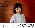 2才の女の子のポートレート 42871878