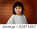 2才の女の子のポートレート 42871947