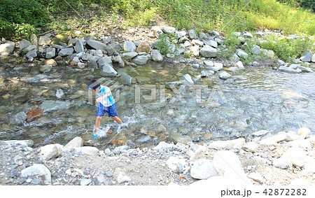 川遊びをする子ども 川遊びをする子ども 42872282