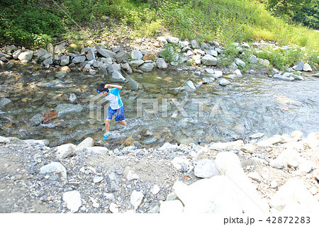 川遊びをする子ども 42872283
