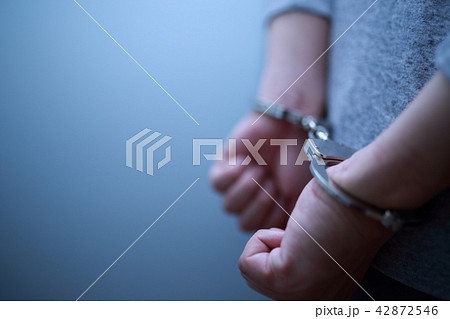手錠 逮捕 (犯罪 違法 犯人 悪人 容疑者 事件 犯罪者 不審者 侵入 泥棒 顔なし 凶悪犯) 42872546