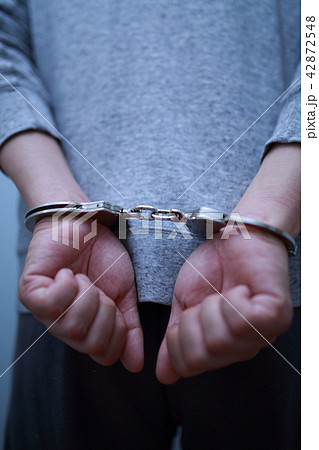 手錠 逮捕 (犯罪 違法 犯人 悪人 容疑者 事件 犯罪者 不審者 侵入 泥棒 顔なし 凶悪犯) 42872548