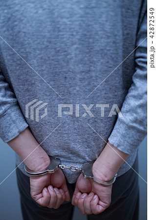 手錠 逮捕 (犯罪 違法 犯人 悪人 容疑者 事件 犯罪者 不審者 侵入 泥棒 顔なし 凶悪犯) 42872549