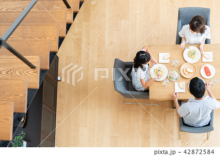 若い家族（食事） 42872584