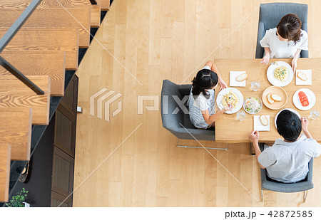 若い家族（食事） 42872585
