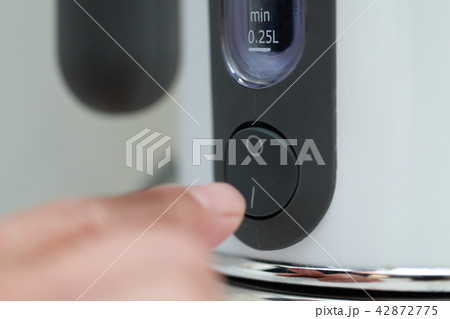 電気ケトル (湯沸かし機 電化製品 ライフスタイル 日常 小物 雑貨 ティーポット キッチン用品) 42872775