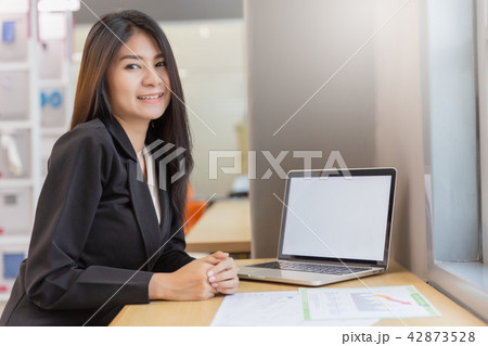 Business woman working in modern office. 42873528