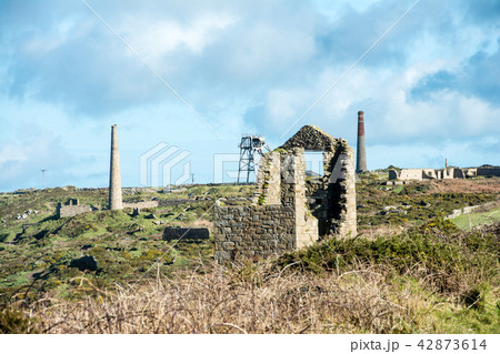 イギリス西端のコーンウォールの廃墟となった採掘場の石の建物 42873614