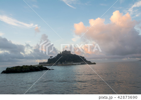 朝日を浴びる雲の下のセントマイケルズマウント 42873690