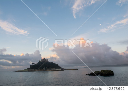 朝日を浴びる雲の下のセントマイケルズマウント 42873692