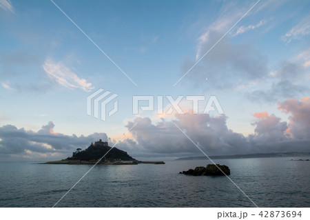 朝日を浴びる雲の下のセントマイケルズマウント 42873694