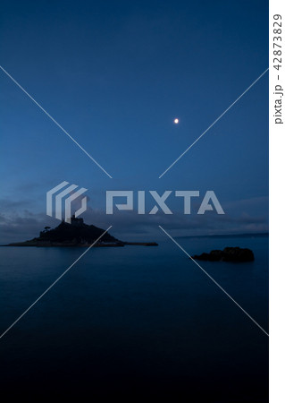 夜明け前の月夜の中のセントマイケルズマウントと海岸 42873829
