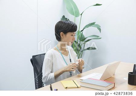 ビジネスウーマン 42873836