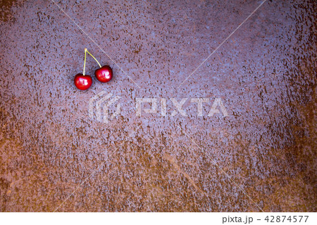 Fresh sweet cherries bowl on grunge rust background 42874577