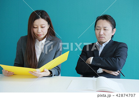 面接・人事部長と秘書 42874707