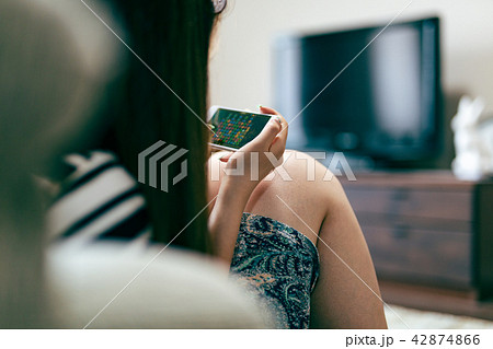 スマホ ゲーム 女性 42874866