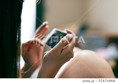 スマホ ゲーム 女性 42874868