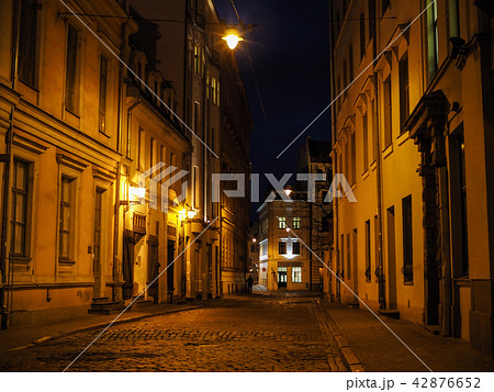 リガ歴史地区の小道 / a street in Riga, Latvia 42876652