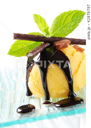 Ice cream with chocolate sauce and mint sticks Ice cream with chocolate sauce and mint sticks 42876797
