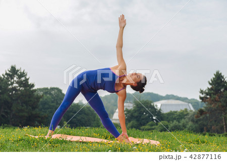 Businesswoman feeling amazing enjoying yoga time outdoors 42877116