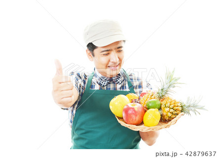 果物を持つ男性 果物を持つ男性 42879637