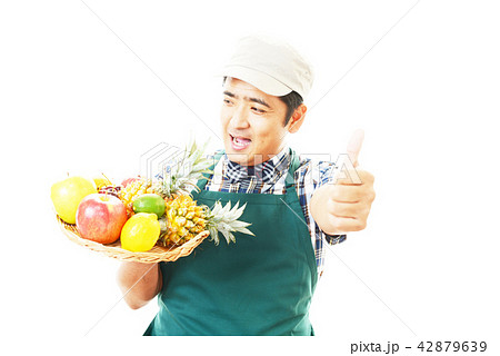 果物を持つ男性 果物を持つ男性 42879639