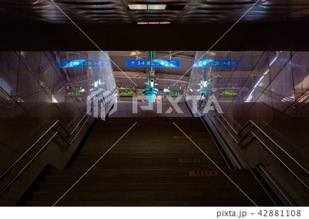 駅 室内 プラットフォーム 42881108