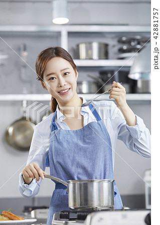 料理の 料理中 若い女性 42881757