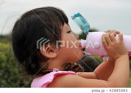 夏の公園で水分補給する子供 42885063