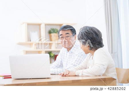 会話をするシニア夫婦　リフォーム相談　老人ホーム入所説明 42885202