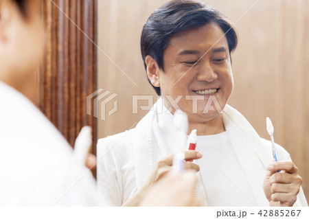 うがい 歯磨き 中年 42885267