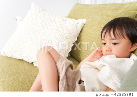 ソファで寝る男の子 ソファで寝る男の子 42885391