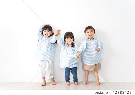 幼稚園で遊ぶ子ども 42885425