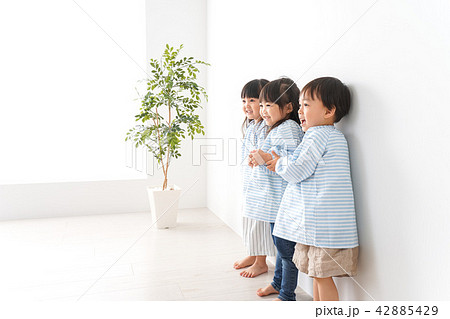 幼稚園で遊ぶ子ども 幼稚園で遊ぶ子ども 42885429