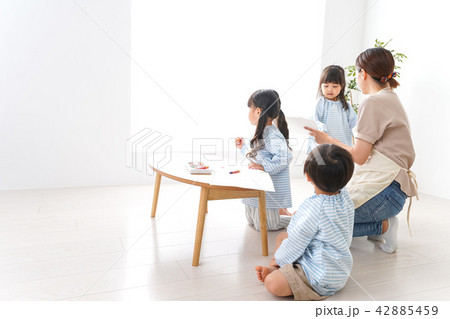 幼稚園の先生と児童 幼稚園の先生と児童 42885459