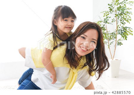 お母さんと子ども お母さんと子ども 42885570