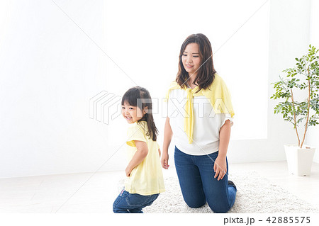 お母さんと子ども お母さんと子ども 42885575