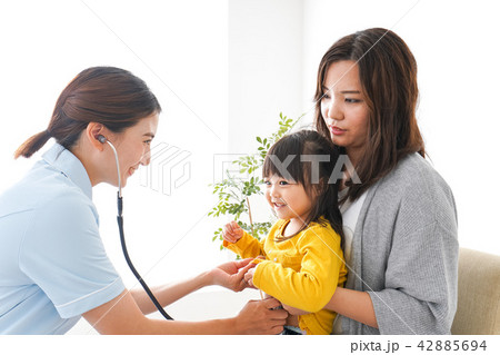 病院で診察を受ける子ども 42885694