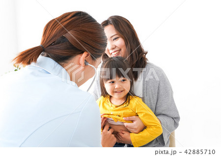 病院で診察を受ける子ども 病院で診察を受ける子ども 42885710