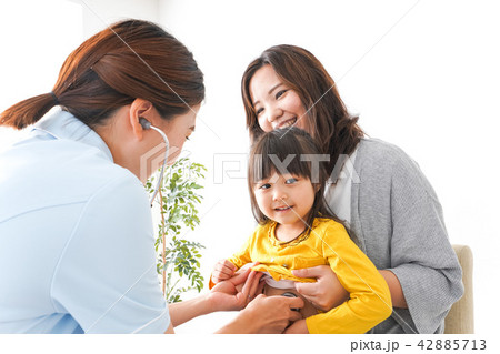 病院で診察を受ける子ども 病院で診察を受ける子ども 42885713