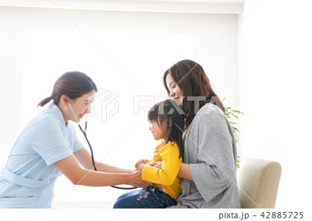 病院で診察を受ける子ども 42885725