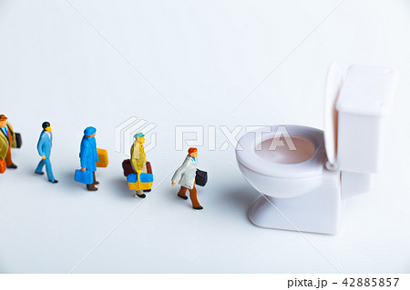 ミニチュアの人々と便器 42885857