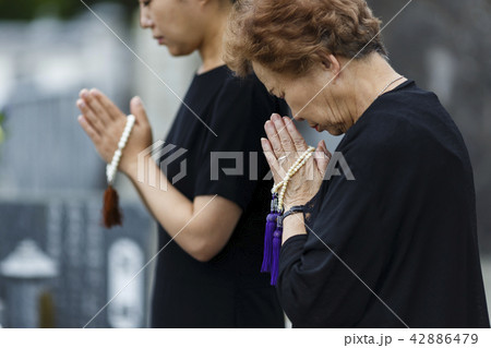 お墓参りをする女性 お墓参りをする女性 42886479